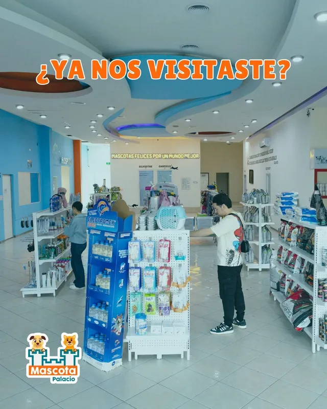 Tienda de Mascota Palacio por dentro, con estantes de alimento y accesorios para mascotas