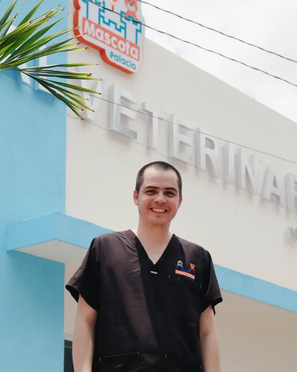 Médico del equipo afuera del hospital veterinario